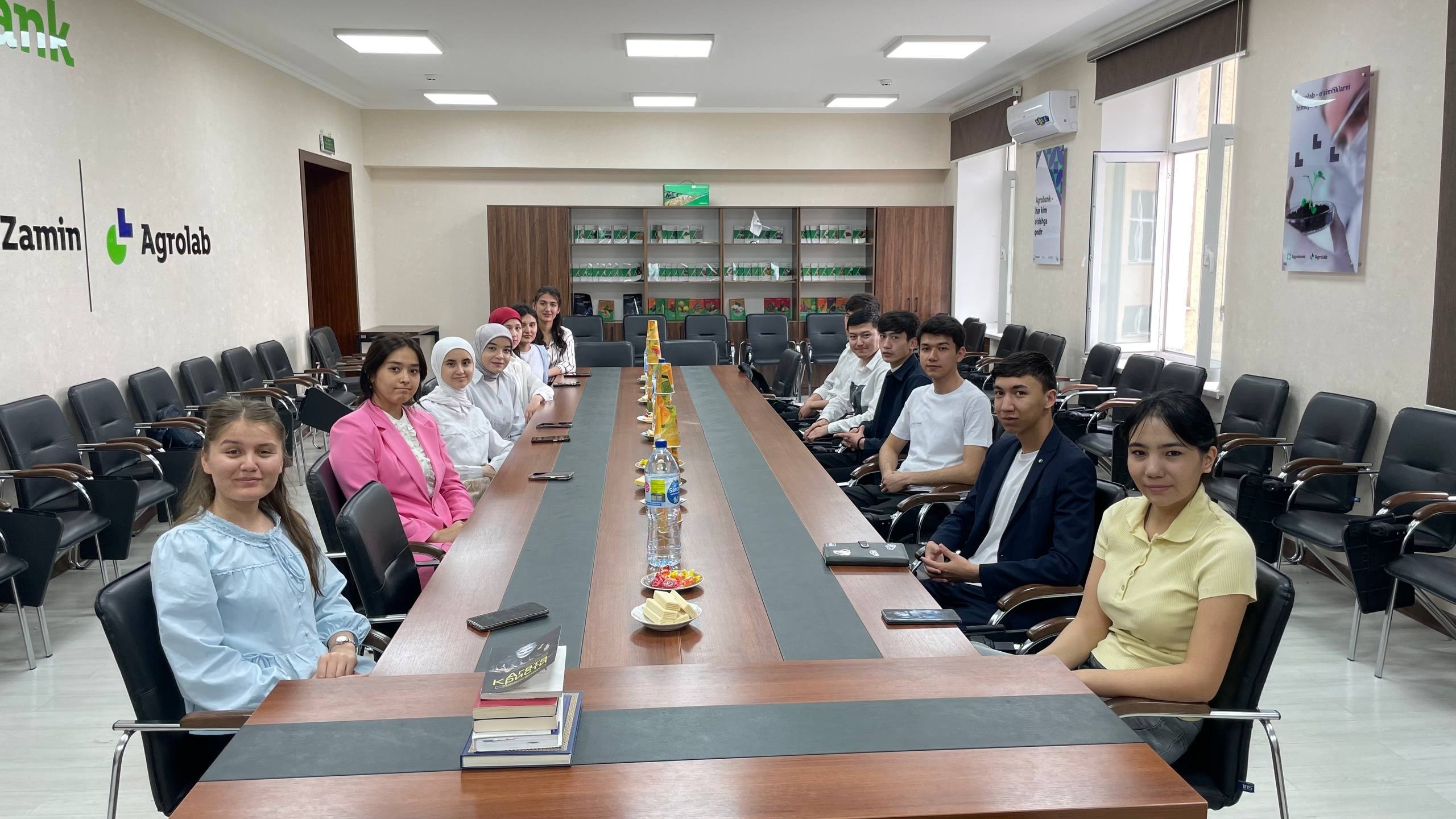 BOOKLOVERS davra suhbat uchrashuvi